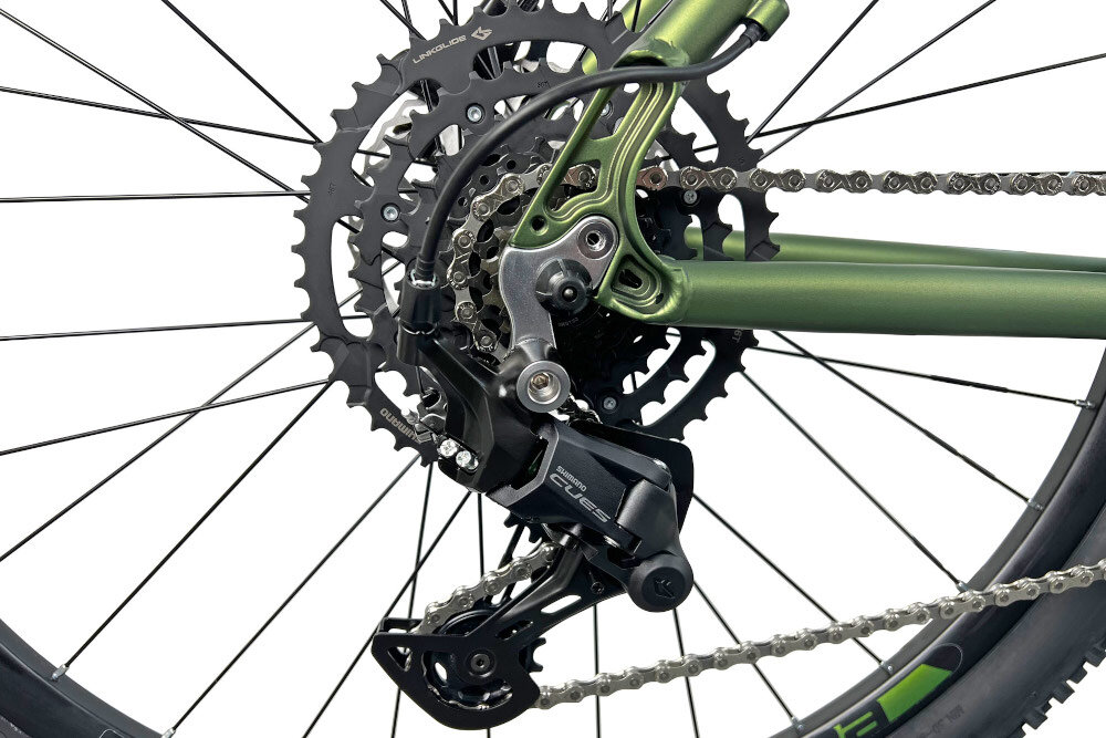 Rower górski MTB INDIANA X-Pulser 3.7 M21 27.5 cala męski Zielono-czarny zbliżenie na tylną przerzutkę przerzutki marki przerzutki marki SHIMANO 9 biegów duża wytrzymałość sprawne działanie zmiana biegów jest płynna i bezproblemowa tylny napęd SHIMANO CUES niewiarygodnie płynna szybka zmiana przełożeń wytrzymałość