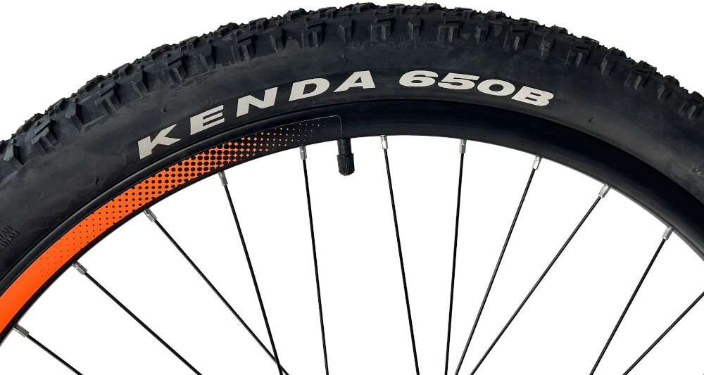 Rower górski MTB INDIANA X-Pulser 2.7 M21 27.5 cala męski Niebiesko-pomarańczowy zbliżenie na oponę rozmiar koła 27,5 cali łatwe pokonywanie przeszkód duży kontakt koła z podłożem szerokie opony marki KENDA dobra przyczepność dwuściankowe obręcze marki BERETTA zachowanie regularnego kształtu kół stabilne trzymanie opony bezpieczna i komfortowa jazda regularne sprawdzanie ciśnienia powietrza wartość na bocznej części opony