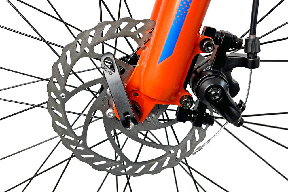 Rower górski MTB INDIANA X-Pulser 2.7 M21 27.5 cala męski Niebiesko-pomarańczowy zbliżenie na tylny hamulec podstawa bezpieczeństwa hamulce tarczowe mechaniczne sprawdzą się w każdych warunkach pogodowych i na każdej trasie bardzo duża siła hamowania hamulce z przodu i z tyłu podwójny pakiet bezpieczeństwa