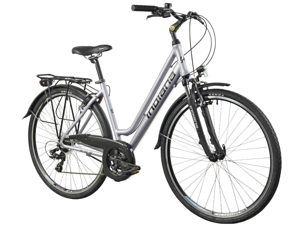 Rower trekkingowy INDIANA X-Road 1.0 M23 28 cali Czarny rower na białym tle widoczny pod skosem do jazdy w mieście poza miastem dla mężczyzn komfort jazdy po asfalcie po nieutwardzonych drogach trekkingowa geometria jazda w niemęczącej naturalnej wyprostowanej pozycji