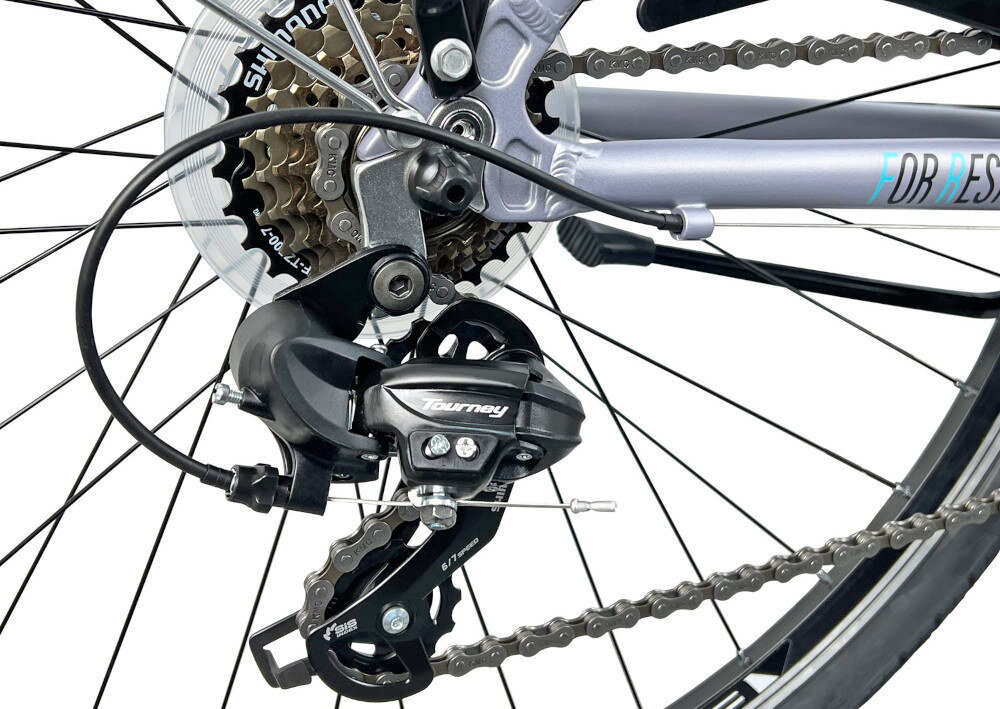 Rower trekkingowy INDIANA X-Road 1.0 M23 28 cali Czarny zbliżenie na przerzutkę przerzutki marki SHIMANO przednie i tylne przerzutki SHIMANO Tourney duża wytrzymałość i sprawne działanie płynna bezproblemowa zmiana biegów 21 biegów