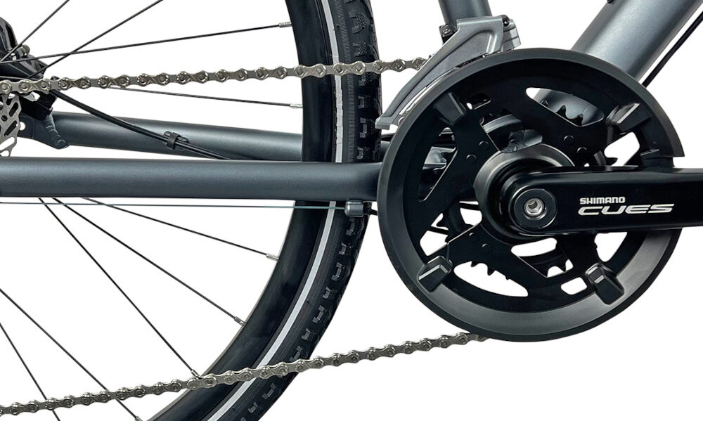 Rower crossowy INDIANA X-Cross 4.0 D17 damski Ciemnoszary zbliżenie na korbę wolnobieg i łańcuch lekka wydajna konstrukcja korby korba SHIMANO CUES typu U4010-2 z osłoną łańcucha 46-30T/170 kaseta SHIMANO CUES typu CS-LG300 9V 11-36T solidność wytrzyma bardzo duży nacisk na pedały