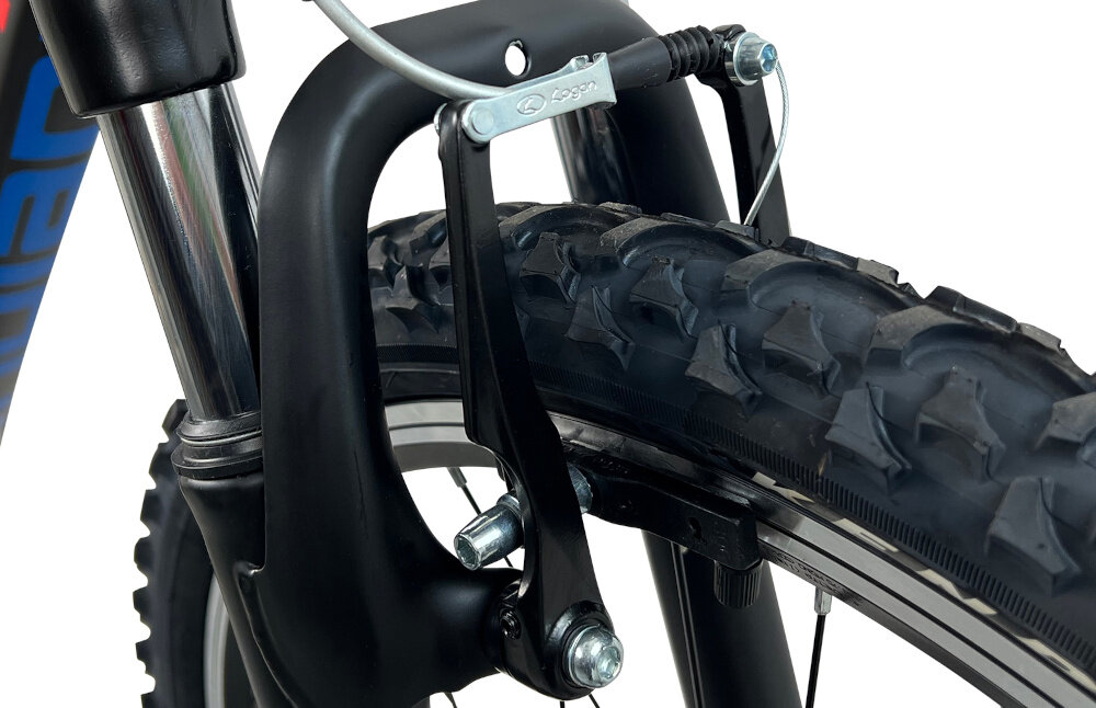 Rower górski INDIANA X-Pulser 2.4 M13 24 cali męski Czarno-niebiesko-czerwony zbliżenie na przedni hamulec podstawa bezpieczeństwa hamulce typu V-Brake hamulce lekkie duża siła hamowania z przodu i z tyłu podwójny pakiet bezpieczeństwa