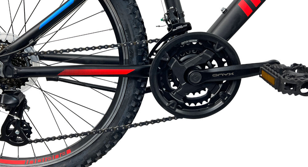 Rower górski INDIANA X-Pulser 2.4 M13 24 cali męski Czarno-niebiesko-czerwony zbliżenie na korbę wolnobieg i łańcuch lekka wydajna konstrukcja korby korba AMAR typu 24/34/42T-150 wolnobieg SHIMANO typu MF-TZ500 14-28 7 Speed solidność wytrzyma bardzo duży nacisk na pedały