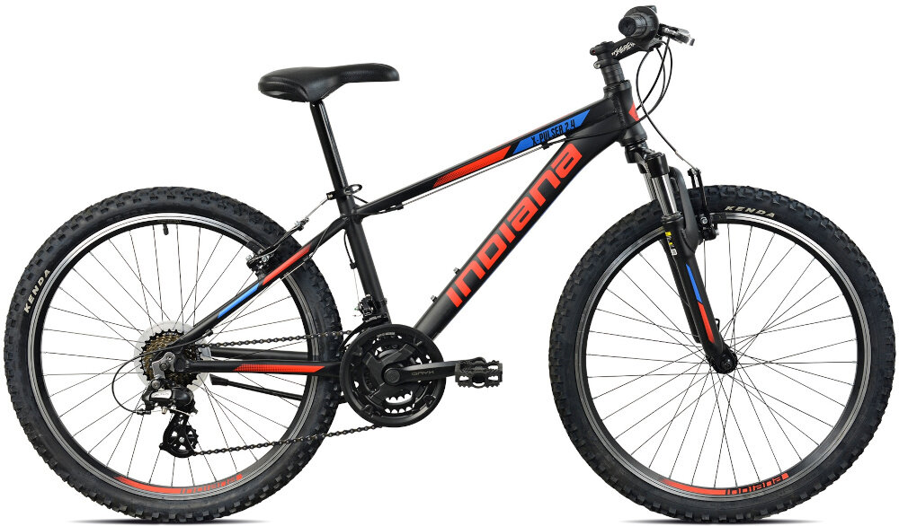 Rower górski INDIANA X-Pulser 2.4 M13 24 cali męski Czarno-niebiesko-czerwony rower na białym tle widoczny z boku specjalne gwinty możliwość przymocowania uchwytu na bidon odblaski dobrze widoczny na drodze bezpieczna jazda dzwonek na kierownicy