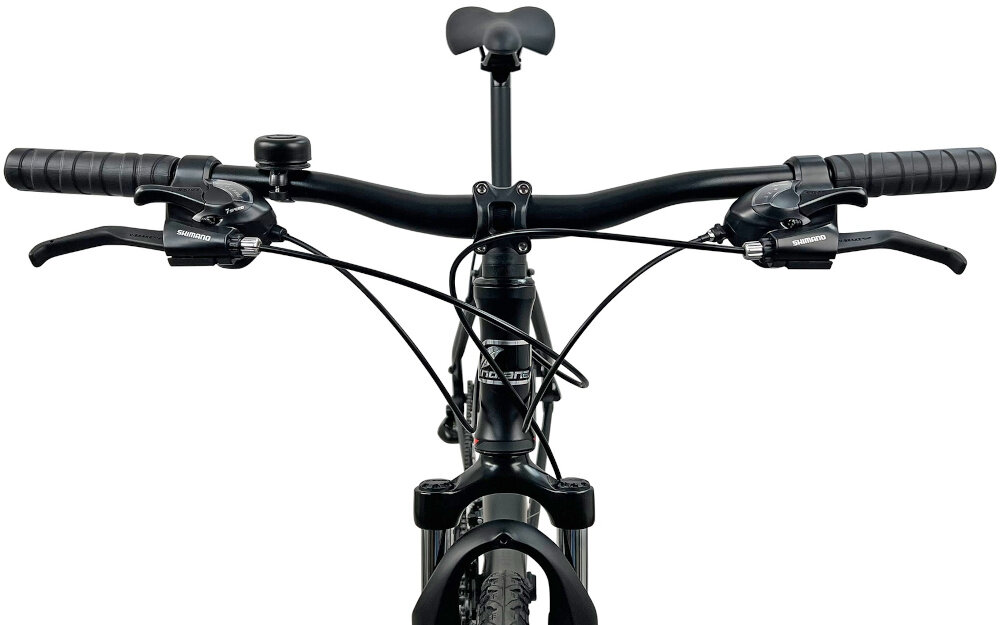 Rower crossowy INDIANA X-Cross 2.0 M17 męski Czarno-czerwony zbliżenie na kierownicę kierownica widoczna od przodu regulowana kierownica marki G.W. typu HB023 W.680 FOV aluminiowy wspornik PROMAX typu Multiset AHED.MA-570 FOV lekkość trwałość manetki pokryte antypoślizgowym materiałem pewny chwyt