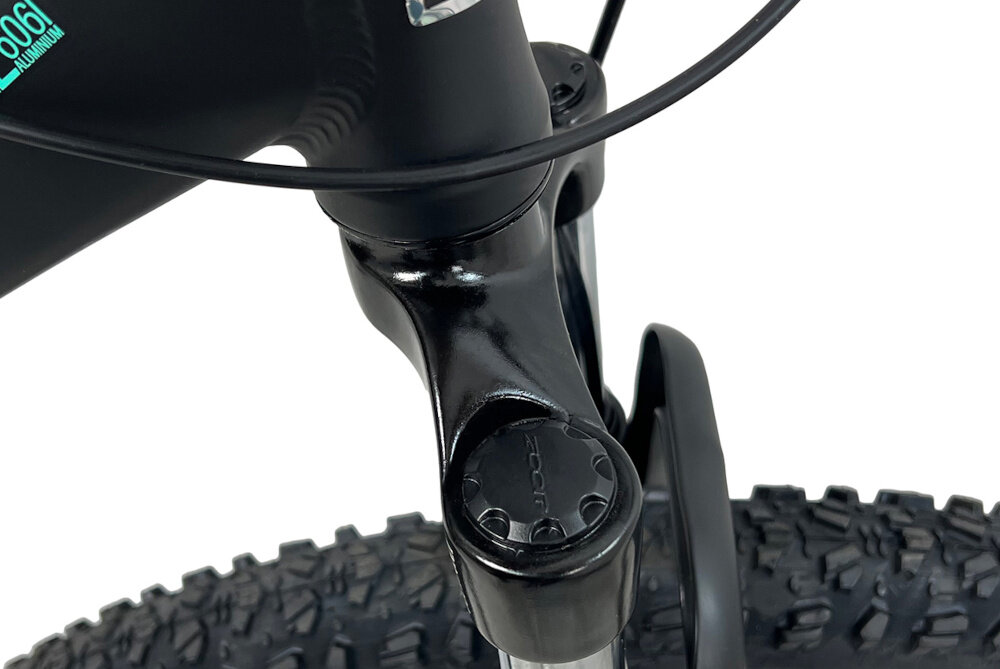 Rower górski MTB INDIANA X-Pulser 2.7 D15 27.5 cala damski Czarno-miętowy zbliżenie na amortyzator rower typu hardtail przedni amortyzator marki HL Corp ZOOM typu HL-389 27.5 ZOOM ułatwia najeżdżanie na przeszkody niweluje wstrząsy niska masa roweru duża sztywność regulacja za pomocą sprężyny obsługa poprzez manetki