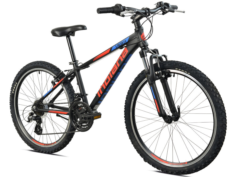 Rower górski INDIANA X-Pulser 2.4 M13 24 cali męski Czarno-niebiesko-czerwony rower na białym tle widoczny od przodu po skosie góral pojazd dla sportowców do jazdy wyczynowej uniwersalny dla amatorów zwrotny łatwo wchodzi w zakręty do jazdy w mieście za miastem w lesie na górskim szlaku w błocie nie za głębokim piachu