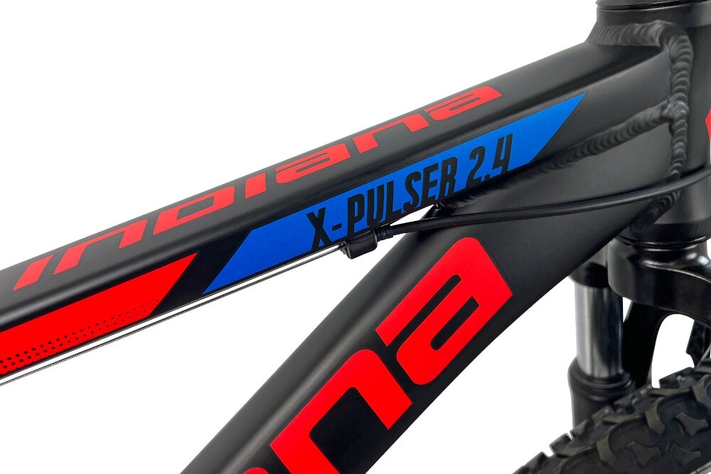 Rower górski INDIANA X-Pulser 2.4 M13 24 cali męski Czarno-niebiesko-czerwony zbliżenie na ramę 13-calowa aluminiowa ramę rower zwinny lekki łatwo go podnieść odporność na korozję wybor rozmiaru ramy Twój wzrost mierzony w zrelaksowanej pozycji typ roweru dla osób o wzroście od 137 do 153 cm