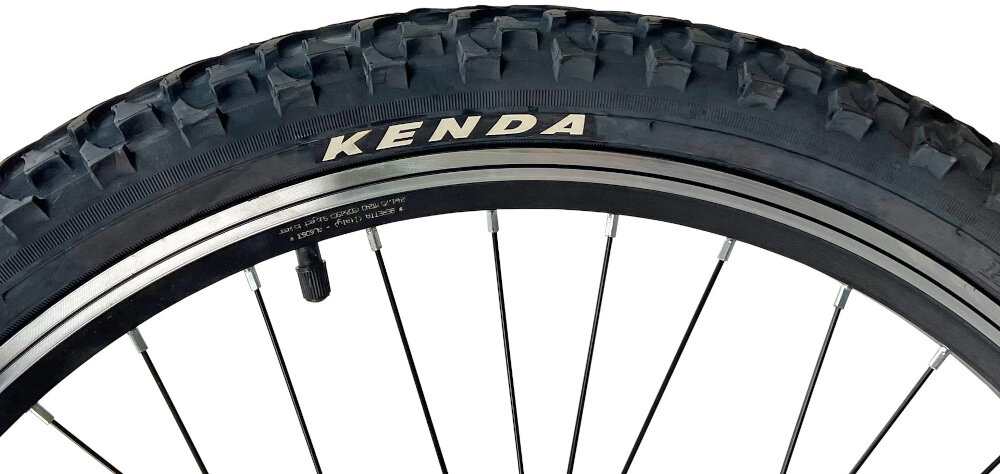 Rower górski INDIANA X-Pulser 2.4 M13 24 cali męski Czarno-niebiesko-czerwony zbliżenie na oponę rozmiar koła 24 cali łatwe pokonywanie przeszkód duży kontakt koła z podłożem szerokie opony marki KENDA dobra przyczepność dwuściankowe obręcze marki BERETTA zachowanie regularnego kształtu kół stabilne trzymanie opony bezpieczna i komfortowa jazda regularne sprawdzanie ciśnienia powietrza wartość na bocznej części opony