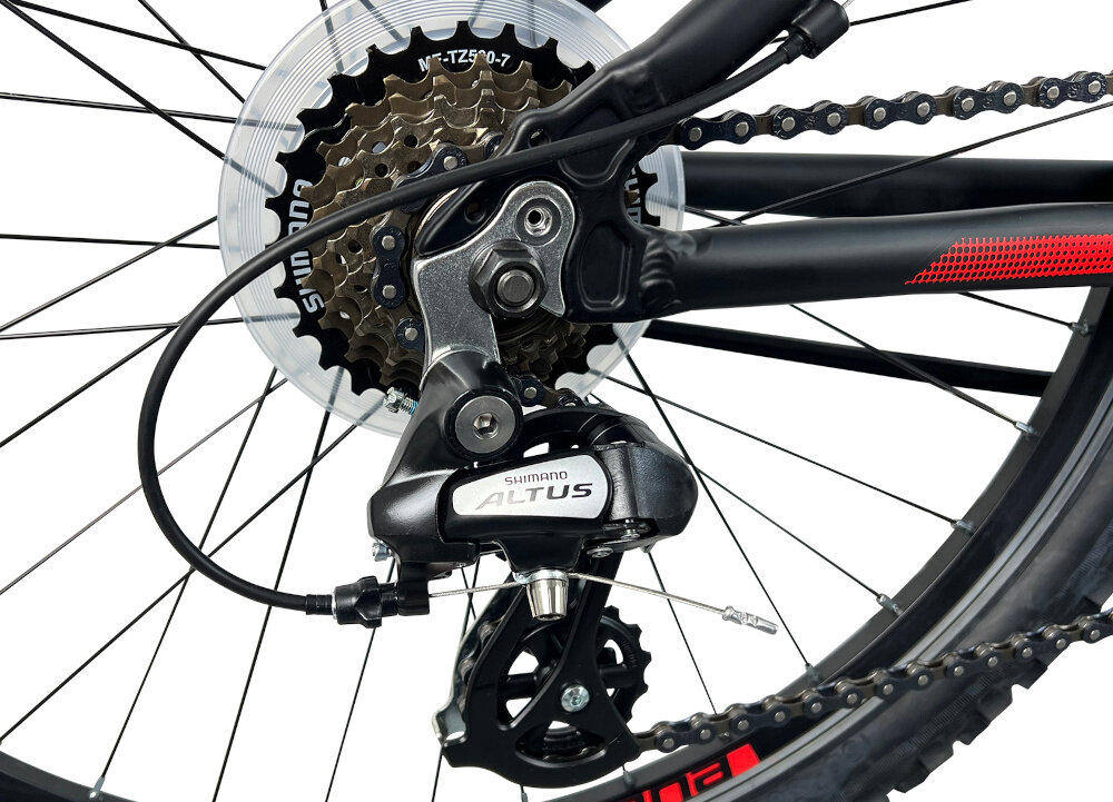 Rower górski INDIANA X-Pulser 2.4 M13 24 cali męski Czarno-niebiesko-czerwony zbliżenie na tylną przerzutkę przerzutki marki SHIMANO duża wytrzymałość sprawne działanie zmiana biegów jest płynna i bezproblemowa przednia przerzutka SHIMANO Tourney tylna przerzutka SHIMANO Altus technologia Shadow przerzutka jest schowana i mniej narażona na uszkodzenia 21 biegów