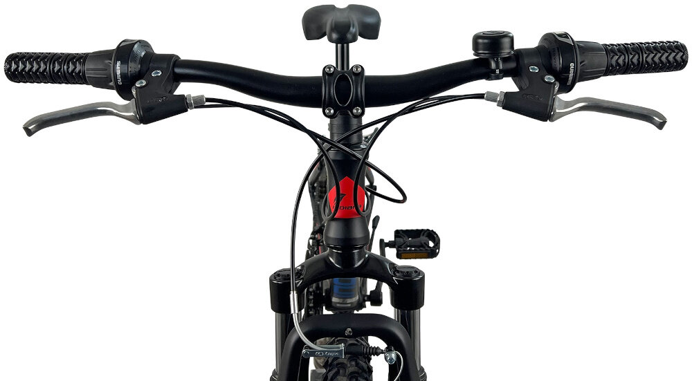 Rower górski INDIANA X-Pulser 2.4 M13 24 cali męski Czarno-niebiesko-czerwony zbliżenie na kierownicę kierownica widoczna od przodu kierownica marki MODE typu HB023 Steel FOV W.640 aluminiowy wspornik SOVEREIGN typu Ahead Aluminium FOV lekkość trwałość manetki pokryte antypoślizgowym materiałem pewny chwyt