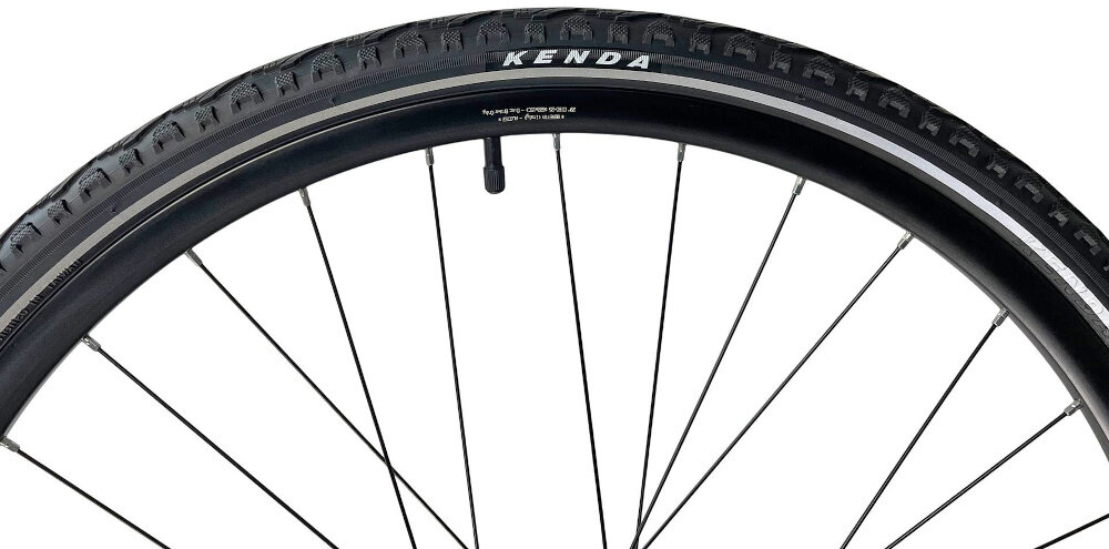 Rower crossowy INDIANA X-Cross 3.0 D19 damski Czarno-turkusowy zbliżenie na oponę rozmiar koła 28 cali łatwe pokonywanie przeszkód duży kontakt koła z podłożem szerokie opony marki KENDA dobra przyczepność dwuściankowych obręczach marki BERETTA zachowanie regularnego kształtu kół stabilne trzymanie opony bezpieczna i komfortowa jazda regularne sprawdzanie ciśnienia powietrza wartość na bocznej części opony