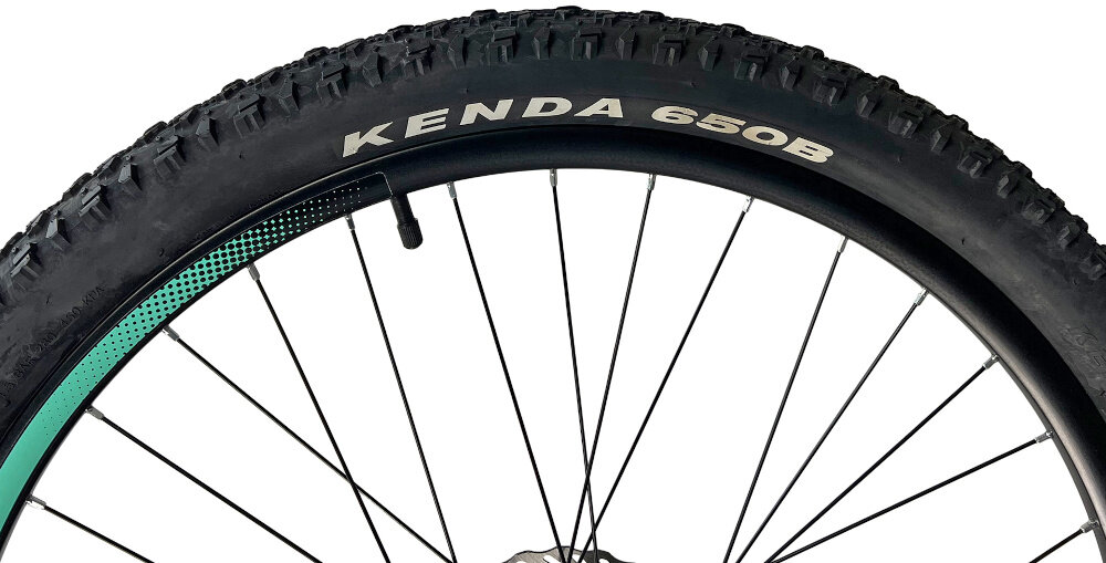 Rower górski MTB INDIANA X-Pulser 2.7 D19 27.5 cala damski Czarno-miętowy zbliżenie na oponę rozmiar koła 27,5 cali łatwe pokonywanie przeszkód duży kontakt koła z podłożem szerokie opony marki KENDA dobra przyczepność dwuściankowe obręcze marki BERETTA zachowanie regularnego kształtu kół stabilne trzymanie opony bezpieczna i komfortowa jazda regularne sprawdzanie ciśnienia powietrza wartość na bocznej części opony