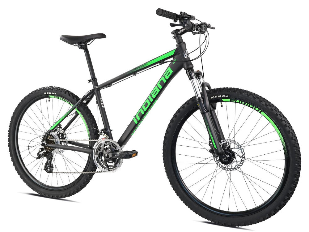 Rower górski MTB INDIANA X-Pulser 2.6 M15 26 cali męski Czarno-zielony rower na białym tle widoczny od przodu po skosie góral pojazd dla sportowców do jazdy wyczynowej uniwersalny dla amatorów zwrotny łatwo wchodzi w zakręty do jazdy w mieście za miastem w lesie na górskim szlaku w błocie nie za głębokim piachu