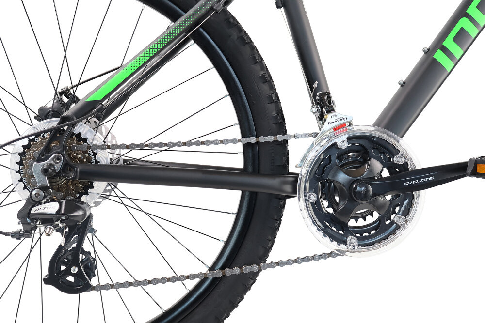 Rower górski MTB INDIANA X-Pulser 2.6 M15 26 cali męski Czarno-zielony zbliżenie na korbę wolnobieg i łańcuch lekka wydajna konstrukcja korby korba CYCLONE typu 24/34/42 wolnobieg SHIMANO typu MF-TZ500-7 14x28 7V solidność wytrzyma bardzo duży nacisk na pedały