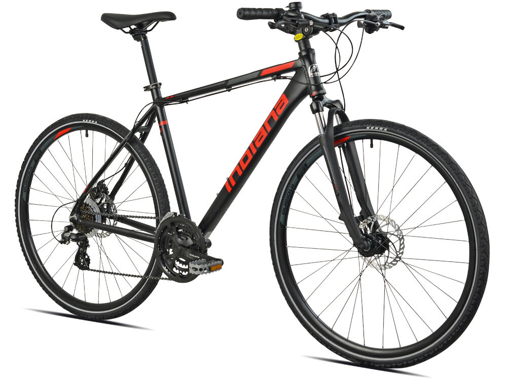 Rower crossowy INDIANA X-Cross 2.0 M21 męski Czarno-czerwony rower na białym tle widoczny od przodu po skosie uniwersalny pojazd jednośladowy do jazdy na drogach asfaltowych i gruntowych polnych dróżkach siodełko umieszczone niżej niż kierownica wygodna wyprostowana pozycja ciała łatwa kontrola kierownica i siodełko są regulowane można ustawić do jazdy w pozycji pochylonej