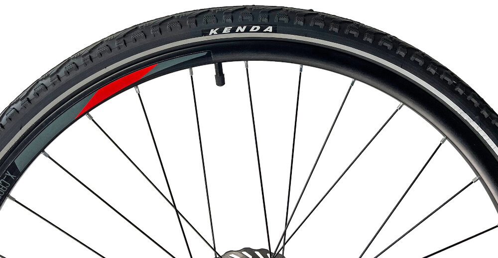 Rower crossowy INDIANA X-Cross 2.0 M21 męski Czarno-czerwony zbliżenie na oponę rozmiar koła 28 cali łatwe pokonywanie przeszkód duży kontakt koła z podłożem szerokie opony marki KENDA dobra przyczepność dwuściankowych obręczach marki BERETTA zachowanie regularnego kształtu kół stabilne trzymanie opony bezpieczna i komfortowa jazda regularne sprawdzanie ciśnienia powietrza wartość na bocznej części opony