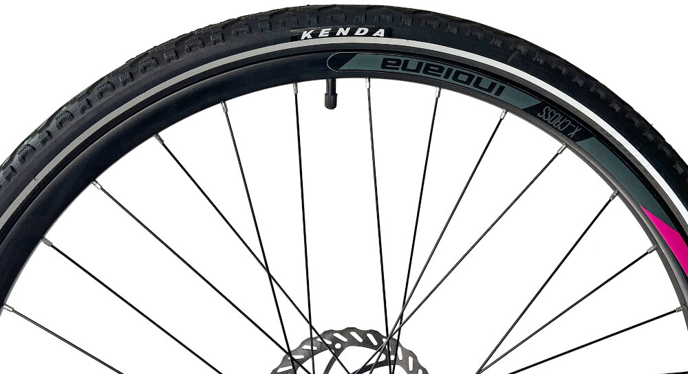 Rower crossowy INDIANA X-Cross 2.0 D15 damski Czarno-różowy zbliżenie na oponę rozmiar koła 28 cali łatwe pokonywanie przeszkód duży kontakt koła z podłożem szerokie opony marki KENDA dobra przyczepność dwuściankowych obręczach marki BERETTA zachowanie regularnego kształtu kół stabilne trzymanie opony bezpieczna i komfortowa jazda regularne sprawdzanie ciśnienia powietrza wartość na bocznej części opony