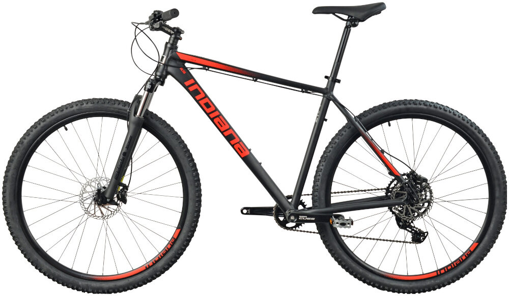 Rower górski MTB INDIANA X-Pulser 2.9 M19 29 cali męski Czarno-czerwony rower na białym tle widoczny z boku specjalne gwinty możliwość przymocowania uchwytu na bidon odblaski dobrze widoczny na drodze bezpieczna jazda dzwonek na kierownicy