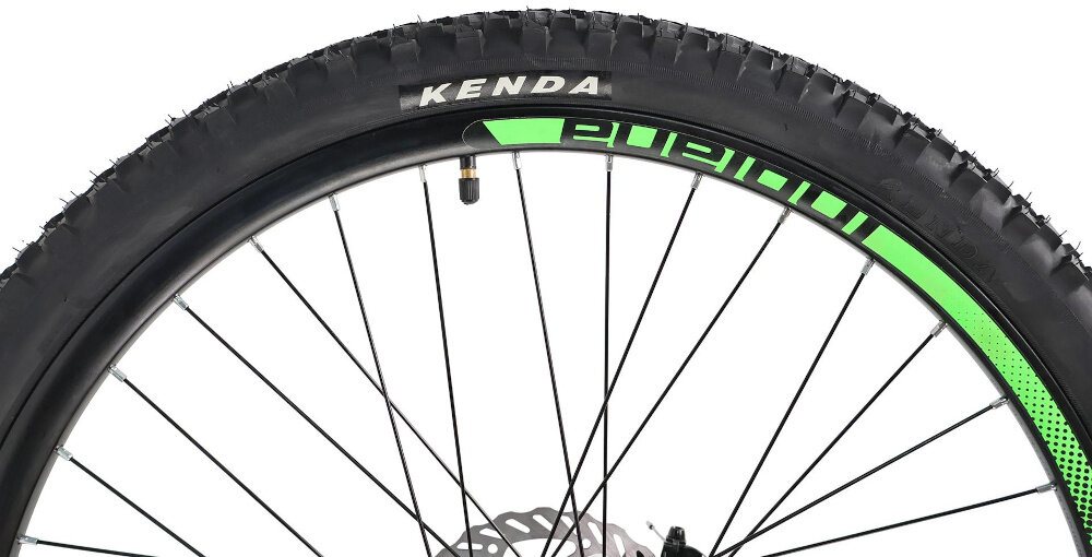 Rower górski MTB INDIANA X-Pulser 2.6 M19 26 cali męski Czarno-zielony zbliżenie na oponę rozmiar koła 26 cali łatwe pokonywanie przeszkód duży kontakt koła z podłożem szerokie opony marki KENDA dobra przyczepność dwuściankowe obręcze marki BERETTA zachowanie regularnego kształtu kół stabilne trzymanie opony bezpieczna i komfortowa jazda regularne sprawdzanie ciśnienia powietrza wartość na bocznej części opony