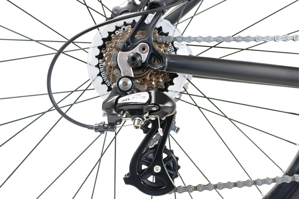 Rower górski MTB INDIANA X-Pulser 2.6 M19 26 cali męski Czarno-zielony zbliżenie na tylną przerzutkę przerzutki marki SHIMANO duża wytrzymałość sprawne działanie zmiana biegów jest płynna i bezproblemowa przednia przerzutka SHIMANO Tourney tylna przerzutka SHIMANO Altus technologia Shadow przerzutka jest schowana i mniej narażona na uszkodzenia 21 biegów