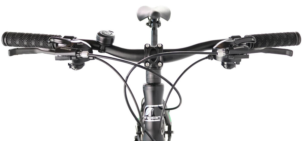 Rower górski MTB INDIANA X-Pulser 2.6 M19 26 cali męski Czarno-zielony zbliżenie na kierownicę kierownica widoczna od przodu kierownica marki SOVEREIGN typu SE-707 FOV W.640 aluminiowy wspornik INDIANA typu Ahead Aluminium FOV lekkość trwałość manetki pokryte antypoślizgowym materiałem pewny chwyt