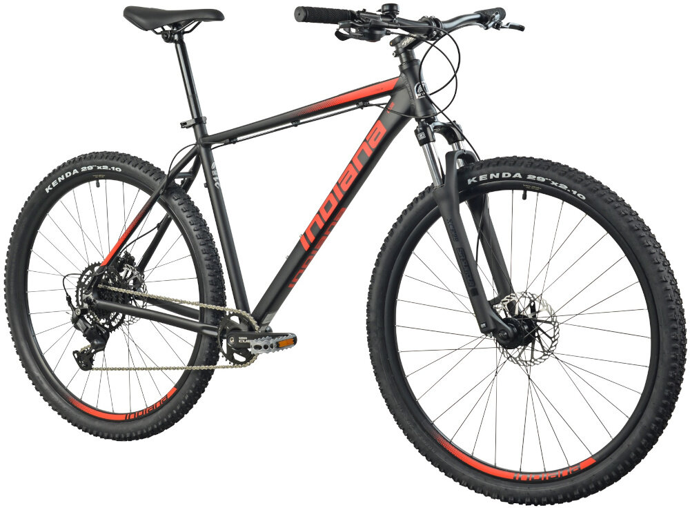Rower górski MTB INDIANA X-Pulser 2.9 M21 29 cali męski Czarno-czerwony rower na białym tle widoczny od przodu po skosie góral pojazd dla sportowców do jazdy wyczynowej uniwersalny dla amatorów zwrotny łatwo wchodzi w zakręty do jazdy w mieście za miastem w lesie na górskim szlaku w błocie nie za głębokim piachu