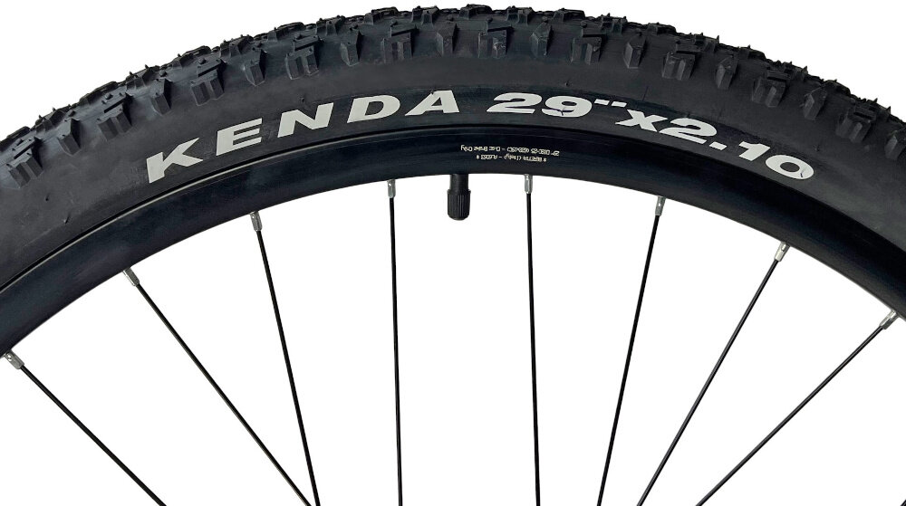 Rower górski MTB INDIANA X-Pulser 2.9 M21 29 cali męski Czarno-czerwony zbliżenie na oponę rozmiar koła 29 cali łatwe pokonywanie przeszkód duży kontakt koła z podłożem szerokie opony marki KENDA dobra przyczepność dwuściankowych obręczach marki BERETTA zachowanie regularnego kształtu kół stabilne trzymanie opony bezpieczna i komfortowa jazda regularne sprawdzanie ciśnienia powietrza wartość na bocznej części opony