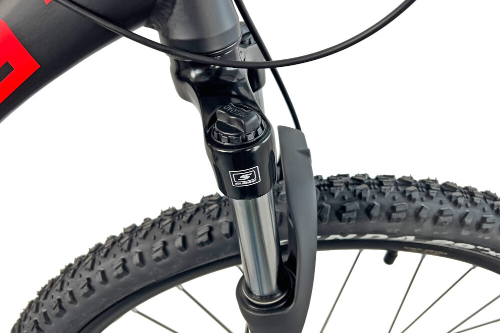 Rower górski MTB INDIANA X-Pulser 2.9 M21 29 cali męski Czarno-czerwony zbliżenie na amortyzator rower typu hardtail przedni amortyzator marki SUNTOUR typu XCE28-DS ułatwia najeżdżanie na przeszkody niweluje wstrząsy niska masa roweru duża sztywność regulacja za pomocą sprężyny obsługa poprzez manetki