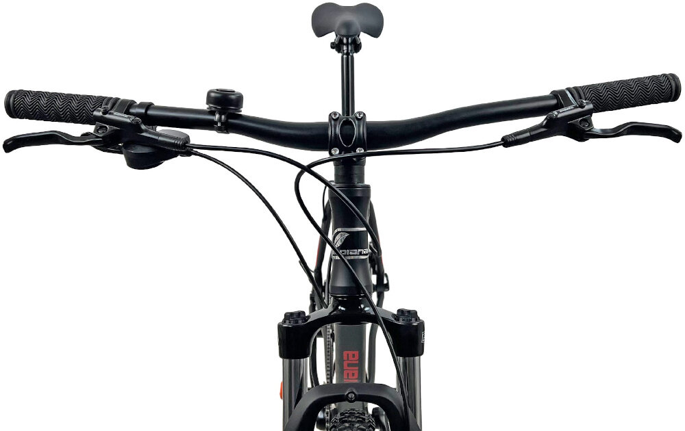 Rower górski MTB INDIANA X-Pulser 2.9 M21 29 cali męski Czarno-czerwony zbliżenie na kierownicę kierownica widoczna od przodu kierownica marki GD Center typu MTB 2720 aluminiowy wspornik INDIANA typu Ahead HS-078 FOV lekkość trwałość manetki pokryte antypoślizgowym materiałem pewny chwyt