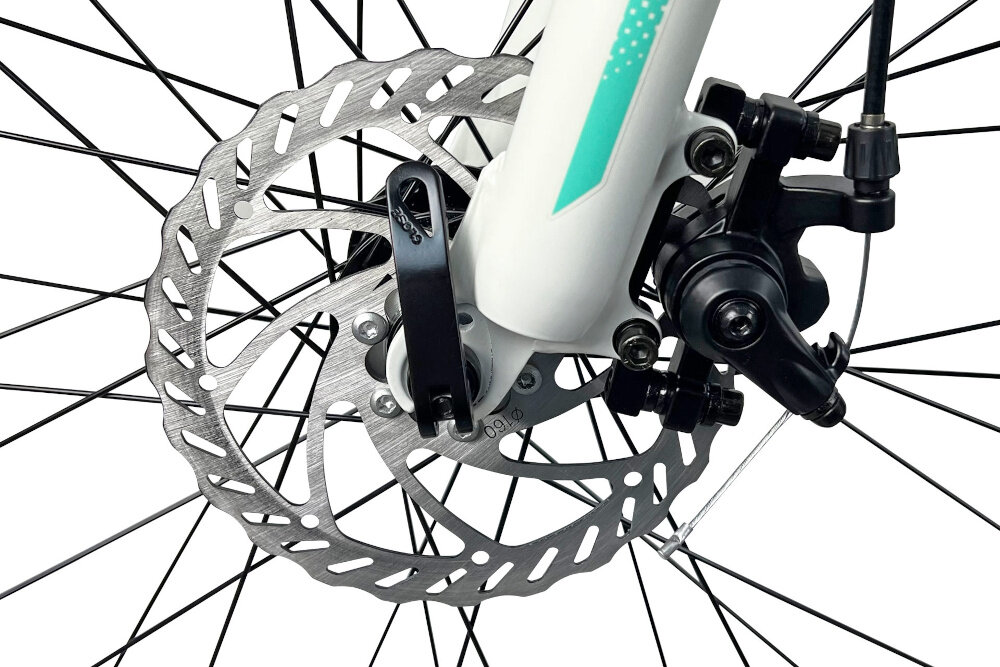 Rower górski MTB INDIANA X-Pulser 2.6 D15 26 cali damski Miętowo-biały zbliżenie na tylny hamulec podstawa bezpieczeństwa hamulce tarczowe mechaniczne sprawdzą się w każdych warunkach pogodowych i na każdej trasie bardzo duża siła hamowania hamulce z przodu i z tyłu podwójny pakiet bezpieczeństwa