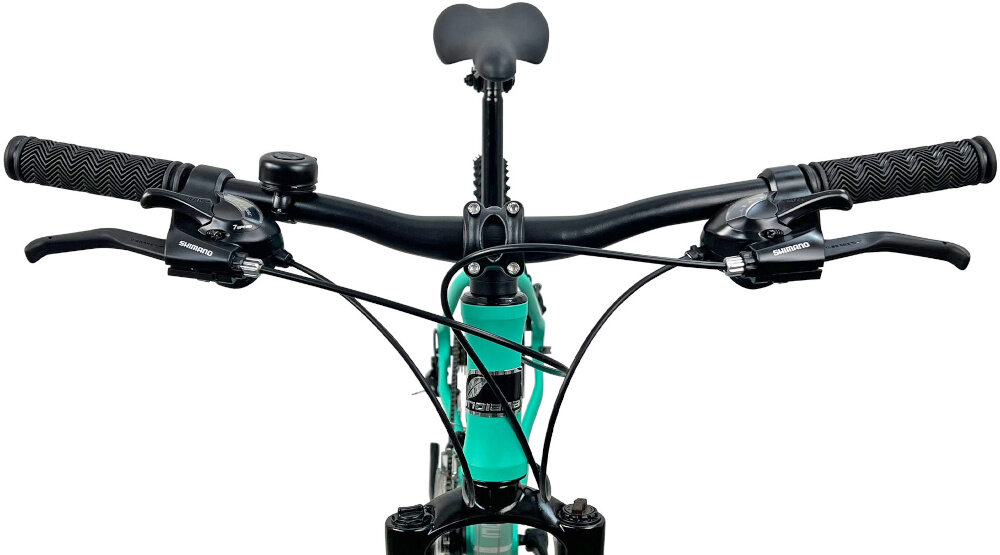 Rower górski MTB INDIANA X-Pulser 2.6 D15 26 cali damski Miętowo-biały zbliżenie na kierownicę kierownica widoczna od przodu kierownica marki SOVEREIGN typu SE-707 FOV W.640 aluminiowy wspornik INDIANA typu Ahead Aluminium FOV lekkość trwałość manetki pokryte antypoślizgowym materiałem pewny chwyt