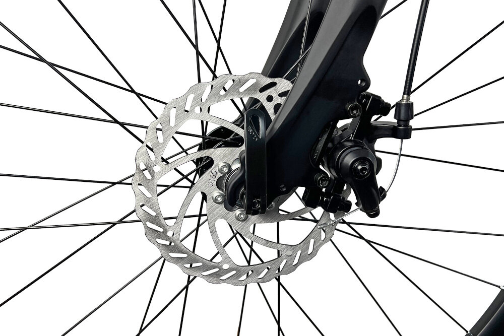 Rower crossowy INDIANA X-Cross 2.0 D21 damski Czarno-różowy zbliżenie na tylny hamulec podstawa bezpieczeństwa hamulce tarczowe mechaniczne bardzo duża siła hamowania sprawdzają się w każdych warunkach pogodowych i na każdej trasie hamulce z przodu i z tyłu podwójny pakiet bezpieczeństwa