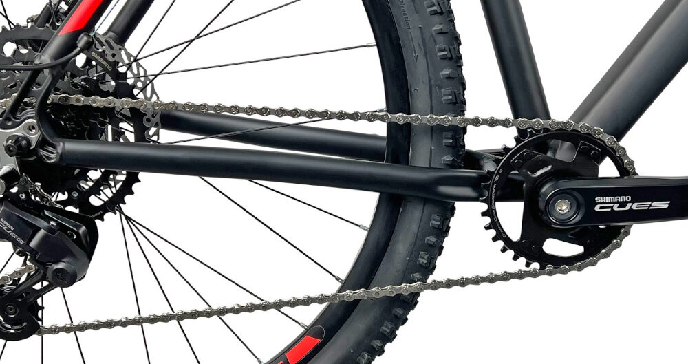 Rower górski MTB INDIANA X-Pulser 2.9 M23 29 cali męski Czarno-czerwony zbliżenie na korbę wolnobieg i łańcuch lekka wydajna konstrukcja korby korba SHIMANO CUES typu FC-U4000 9V kaseta SHIMANO CUES typu CS-LG-300 9V 11-46T solidność wytrzyma bardzo duży nacisk na pedały