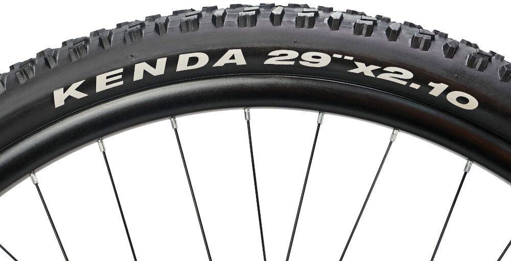 Rower górski MTB INDIANA X-Pulser 1.9 M23 29 cali męski Błękitny zbliżenie na oponę rozmiar koła 29 cali łatwe pokonywanie przeszkód duży kontakt koła z podłożem szerokie opony marki KENDA dobra przyczepność dwuściankowe obręcze marki BERETTA zachowanie regularnego kształtu kół stabilne trzymanie opony bezpieczna i komfortowa jazda regularne sprawdzanie ciśnienia powietrza wartość na bocznej części opony
