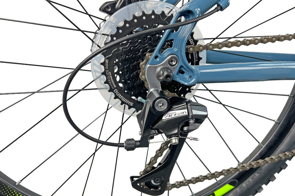 Rower górski MTB INDIANA X-Pulser 3.6 M15 26 cali męski Grafitowo-limonkowy zbliżenie na tylną przerzutkę przerzutki marki przerzutki marki SHIMANO 24 biegów przednia przerzutka SHIMANO Tourney tylna przerzutka SHIMANO Acera duża wytrzymałość sprawne działanie zmiana biegów jest płynna i bezproblemowa