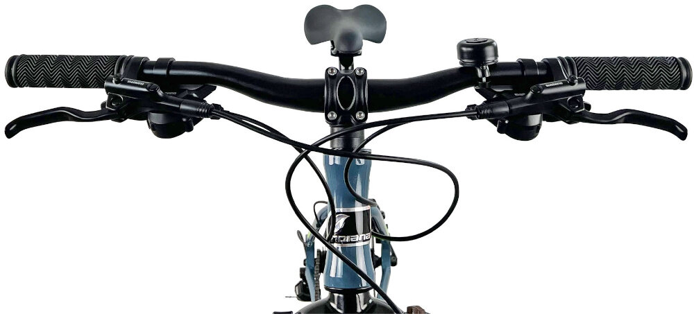 Rower górski MTB INDIANA X-Pulser 3.6 M15 26 cali męski Grafitowo-limonkowy zbliżenie na kierownicę kierownica widoczna od przodu kierownica marki MODE typu HB-023 FOV W.680 aluminiowy wspornik INDIANA typu Ahead HS-078 FOV lekkość trwałość manetki pokryte antypoślizgowym materiałem pewny chwyt