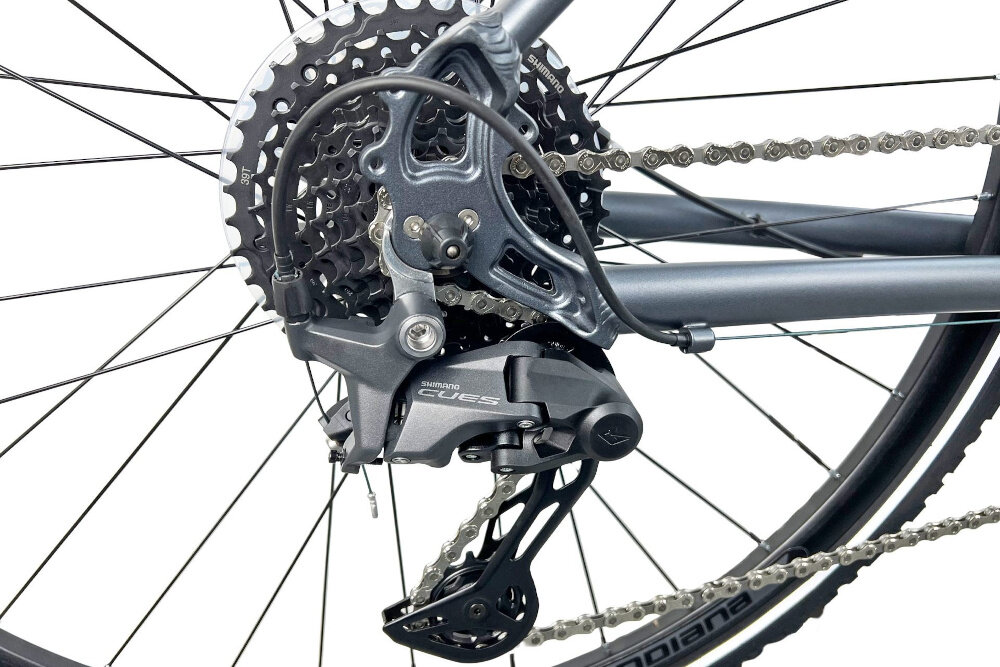Rower crossowy INDIANA X-Cross 5.0 D21 28 cali damski Ciemnoszary zbliżenie na tylną przerzutkę przerzutki marki przerzutki marki SHIMANO 20 biegów duża wytrzymałość sprawne działanie zmiana biegów jest płynna i bezproblemowa napęd SHIMANO CUES płynna i szybka zmiana przełożeń wytrzymałość