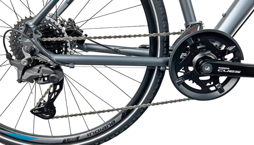 Rower crossowy INDIANA X-Cross 5.0 D21 28 cali damski Ciemnoszary zbliżenie na korbę wolnobieg i łańcuch lekka wydajna konstrukcja korby korba SHIMANO typu U4010-2 46-30T/170 kaseta SHIMANO typu CS-LG300 10V 11-39T solidność wytrzyma bardzo duży nacisk na pedały