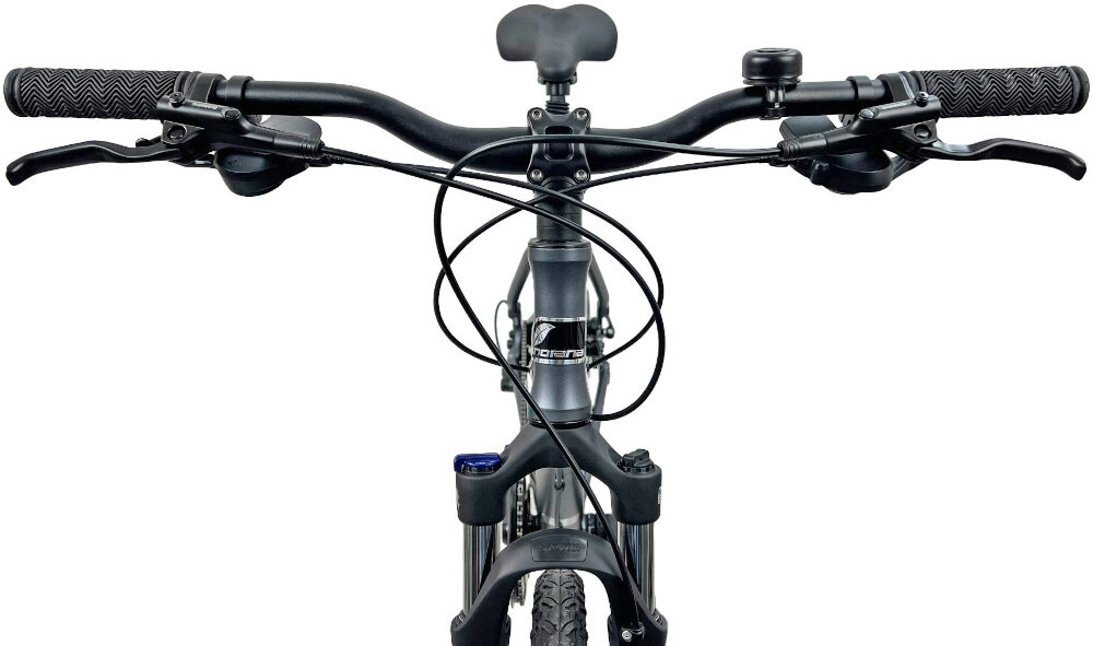 Rower crossowy INDIANA X-Cross 5.0 D21 28 cali damski Ciemnoszary zbliżenie na kierownicę kierownica widoczna od przodu regulowana kierownica marki MODE typu HB-023 W.680 aluminiowy wspornik PROMAX typu Multiset Ahed.Ma-570 lekkość trwałość manetki pokryte antypoślizgowym materiałem pewny chwyt