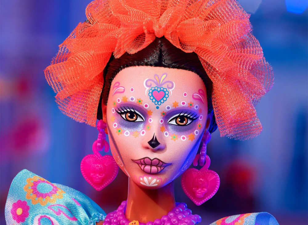 Lalka Barbie Dia De Muertos HRM72 Autentyczny hołd dla tradycji czarna suknia kolorowe hafty czaszki wzory pomarańczowa opaska z kwiatami cempasúchil makijaż Calavera