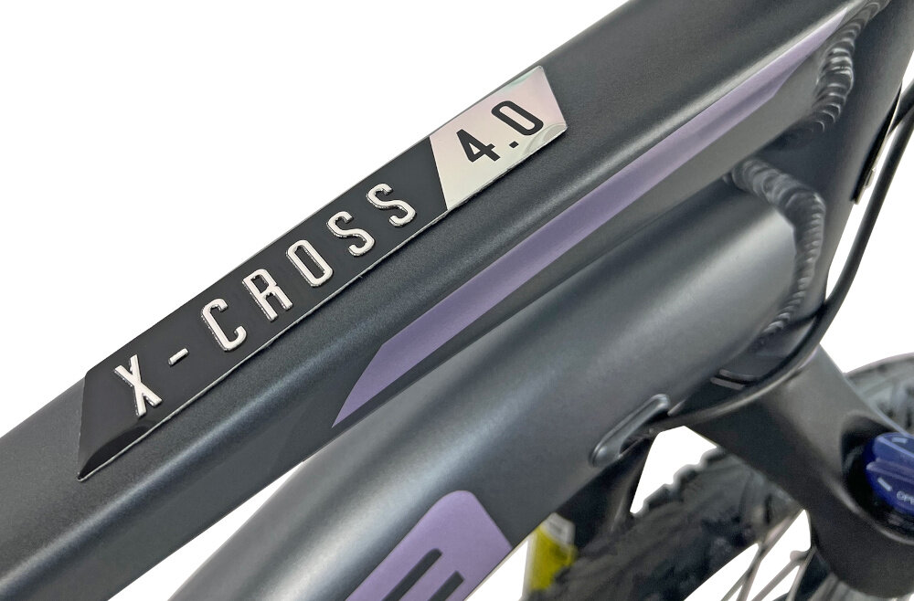 Rower crossowy INDIANA X-Cross 4.0 D21 damski Ciemnoszary zbliżenie na ramę 21-calowa aluminiowa ramę rower zwinny lekki łatwo go podnieść odporność na korozję wybor rozmiaru ramy Twój wzrost mierzony w zrelaksowanej pozycji typ roweru dla osób o wzroście od 174 do 180 cm