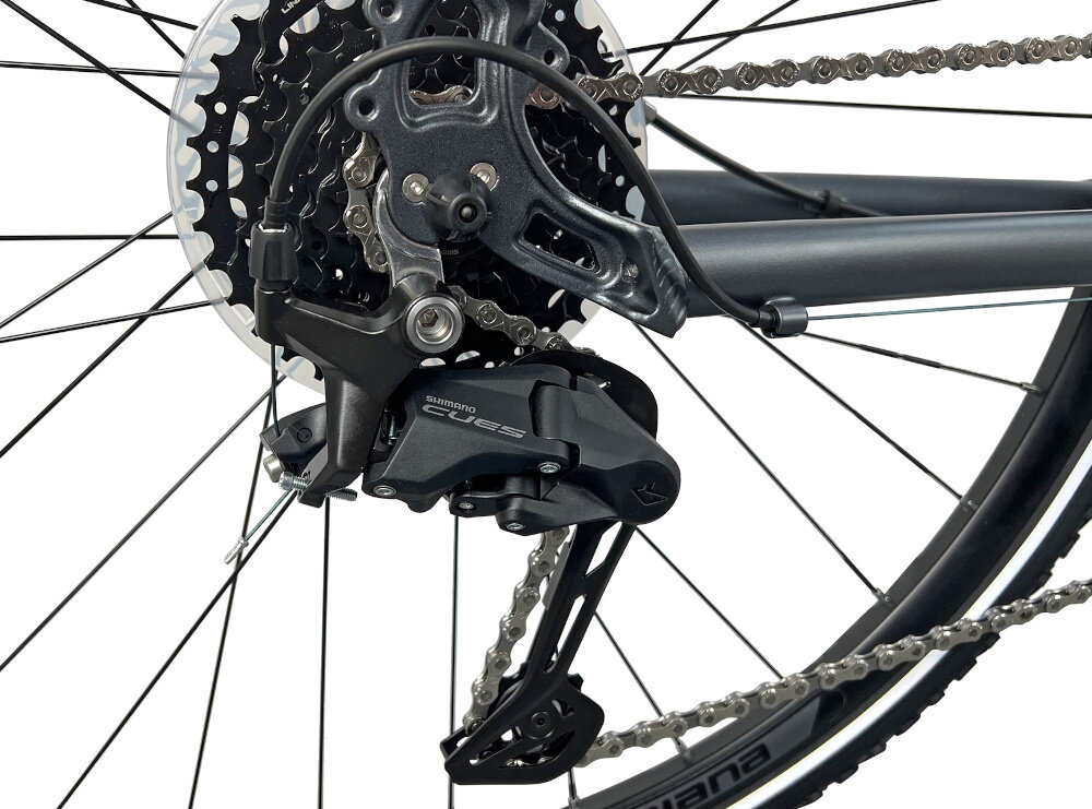 Rower crossowy INDIANA X-Cross 4.0 D21 damski Ciemnoszary zbliżenie na tylną przerzutkę przerzutki marki przerzutki marki SHIMANO 18 biegów duża wytrzymałość sprawne działanie zmiana biegów jest płynna i bezproblemowa przedni i tylny napęd SHIMANO CUES płynna i szybka zmiana przełożeń wytrzymałość