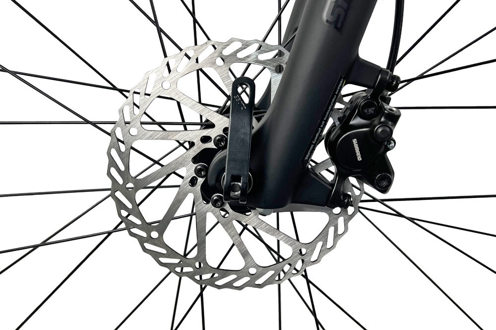 Rower crossowy INDIANA X-Cross 4.0 M17 męski Szary zbliżenie na tylny hamulec podstawa bezpieczeństwa hamulce tarczowe hydrauliczne duża siła hamowania w każdych warunkach pogodowych i na każdej trasie płyn hamulcowy hamulce z przodu i z tyłu podwójny pakiet bezpieczeństwa