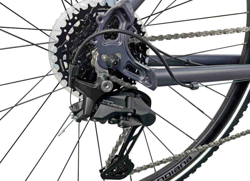 Rower crossowy INDIANA X-Cross 4.0 M17 męski Szary zbliżenie na tylną przerzutkę przerzutki marki przerzutki marki SHIMANO 18 biegów duża wytrzymałość sprawne działanie zmiana biegów jest płynna i bezproblemowa przedni i tylny napęd SHIMANO CUES płynna i szybka zmiana przełożeń wytrzymałość
