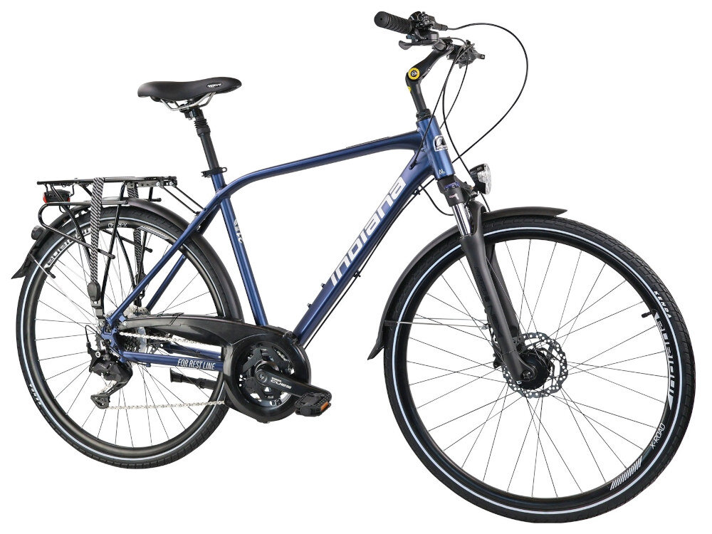Rower trekkingowy INDIANA X-Road 5.0 M23 28 cali męski Ciemnoniebieski rower na białym tle widoczny pod skosem do jazdy w mieście poza miastem dla mężczyzn komfort jazdy po asfalcie po nieutwardzonych drogach trekkingowa geometria jazda w niemęczącej naturalnej wyprostowanej pozycji