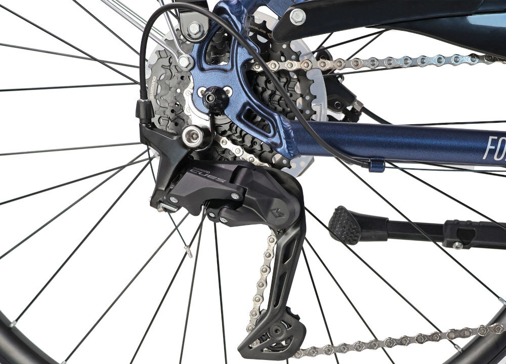 Rower trekkingowy INDIANA X-Road 5.0 M23 28 cali męski Ciemnoniebieski zbliżenie na przerzutkę przerzutki marki SHIMANO 18 biegów duża wytrzymałość i sprawne działanie płynna bezproblemowa zmiana biegów napęd SHIMANO CUES niewiarygodnie płynna i szybka zmiana przełożeń wytrzymałość