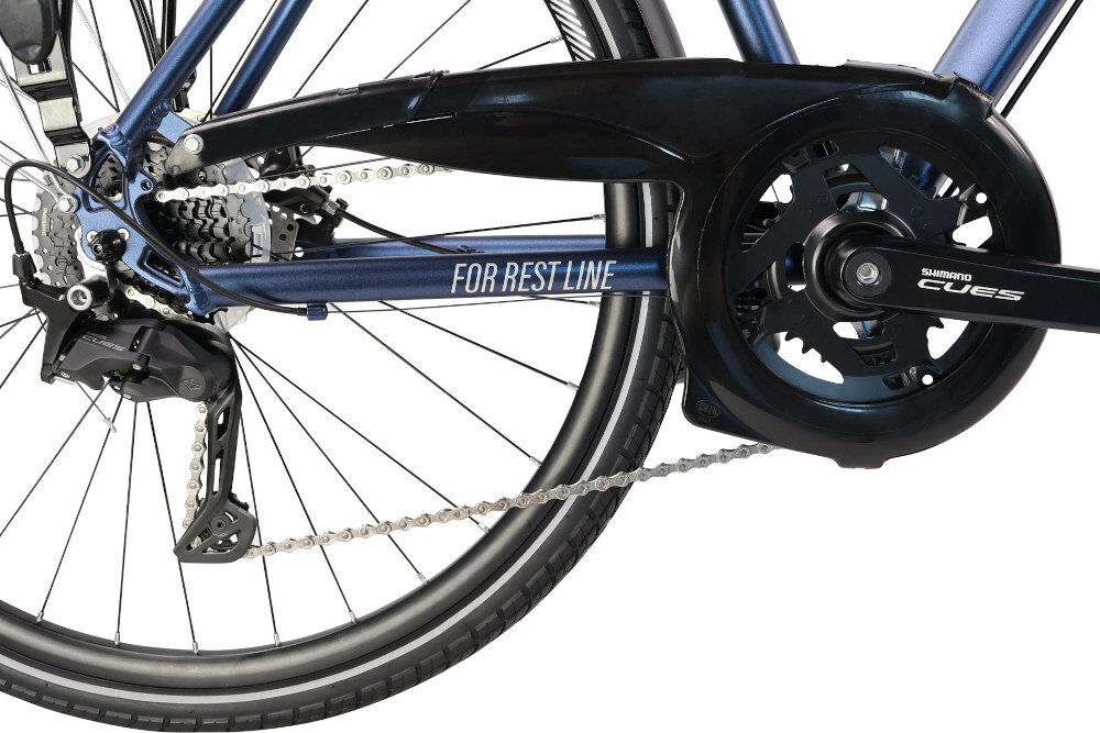 Rower trekkingowy INDIANA X-Road 5.0 M23 28 cali męski Ciemnoniebieski zbliżenie na osłonę łańcucha lekka wydajna konstrukcja korby SHIMANO typu FC-U4010-2 W/Chainguard 46-30/170T kaseta SHIMANO typu CS-LG300 9V 11-36T wytrzyma bardzo duży nacisk na pedały osłona łańcucha ochrona przed brudem długa żywotność