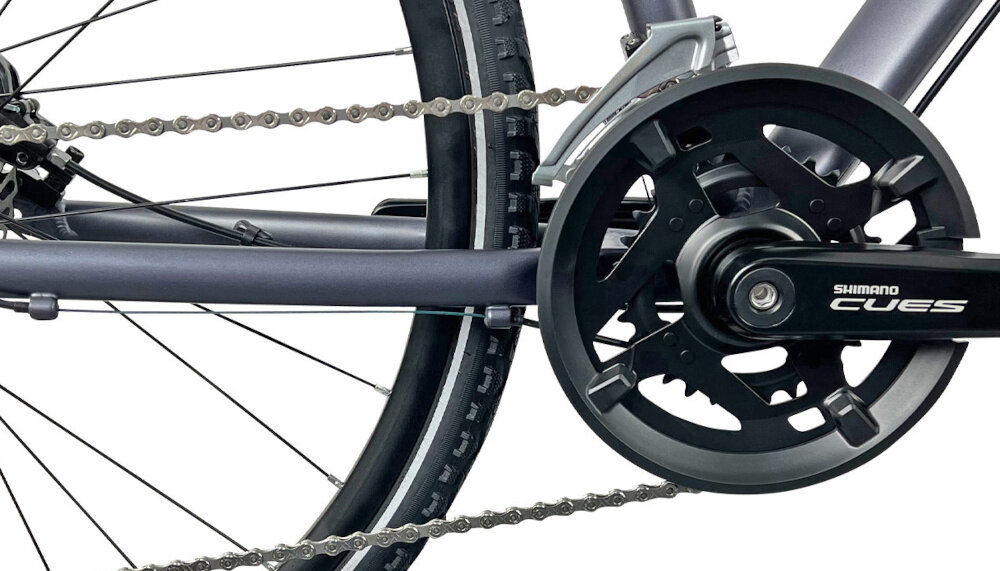 Rower crossowy INDIANA X-Cross 4.0 M21 męski Szary zbliżenie na korbę wolnobieg i łańcuch lekka wydajna konstrukcja korby korba SHIMANO CUES typu U4010-2 z osłoną łańcucha 46-30T/170 kaseta SHIMANO CUES typu CS-LG300 9V 11-36T solidność wytrzyma bardzo duży nacisk na pedały